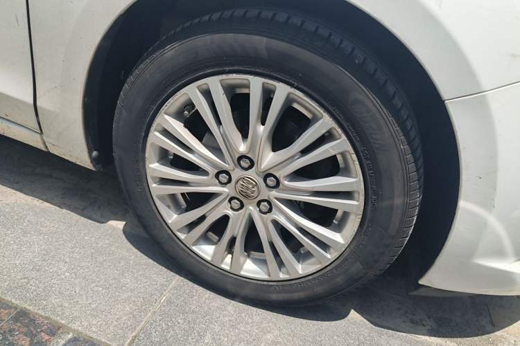 Used Buick GT 2017 15N Automatic Elite Version Right Front Wheel Hub