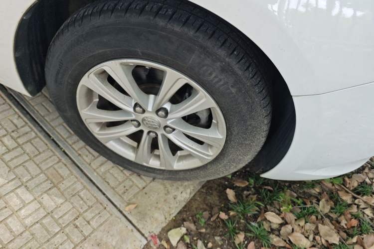 Used Buick GT 2017 15N Automatic Entry-Level Trim Right Front Wheel Hub