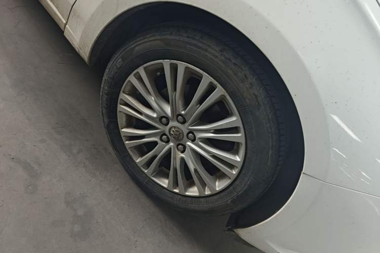 Used Buick GT 2017 15N Automatic Elite Version Right Front Wheel Hub