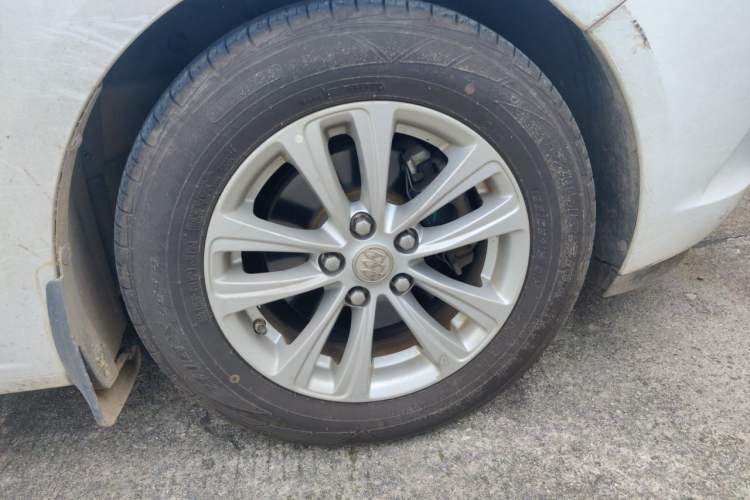 Used Buick GT 2017 15N Manual Entry-Level Trim Right Front Wheel Hub