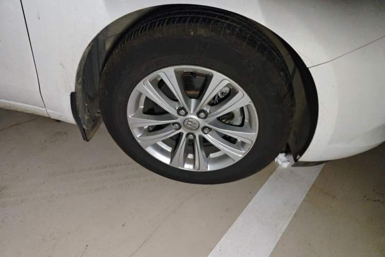 Used Buick GT 2017 15N Manual Entry-Level Trim Right Front Wheel Hub