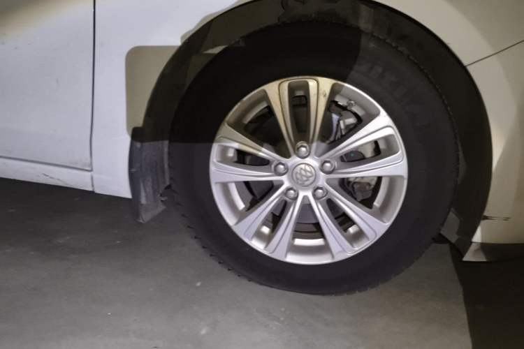 Used Buick GT 2017 15N Automatic Entry-Level Trim Right Front Wheel Hub