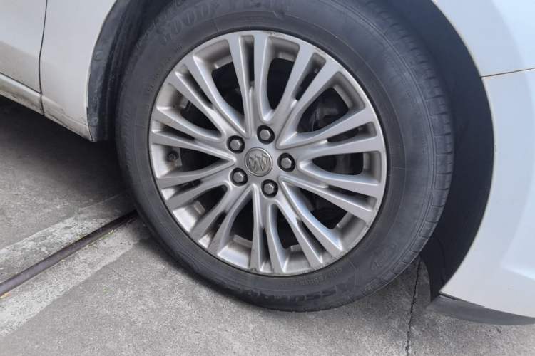 Used Buick GT 2017 15N Automatic Elite Version Right Front Wheel Hub