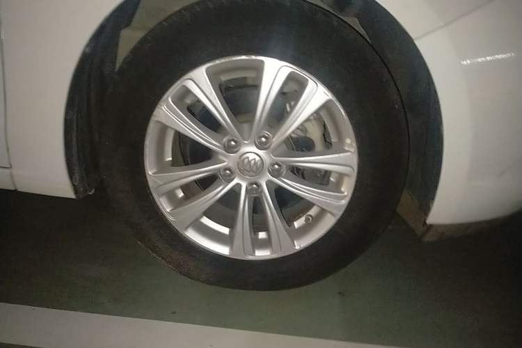 Used Buick GT 2017 15N Automatic Entry-Level Trim Right Front Wheel Hub