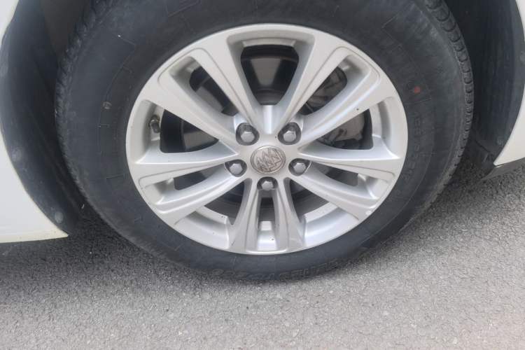 Used Buick GT 2017 15N Automatic Entry-Level Trim Right Front Wheel Hub