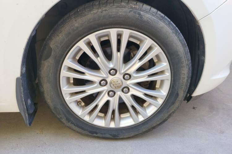Used Buick GT 2017 15N Automatic Elite Version Right Front Wheel Hub