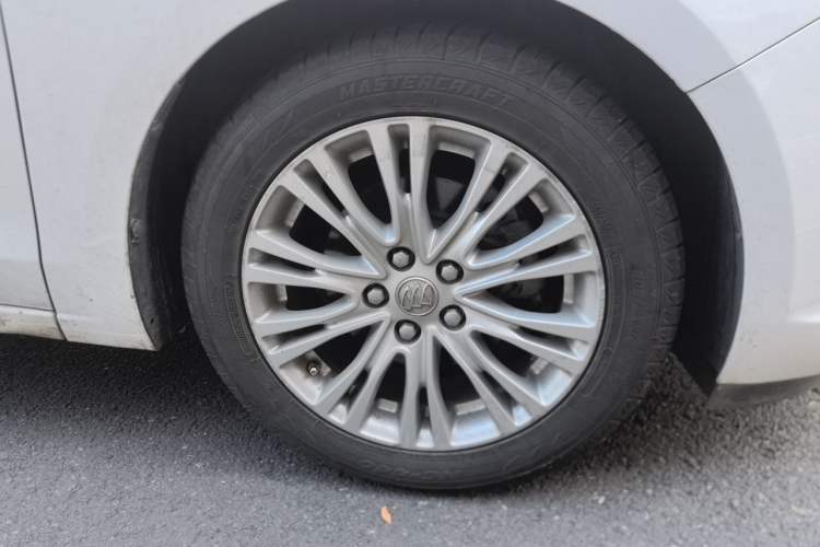 Used Buick GT 2017 15N Automatic Entry-Level Trim Right Front Wheel Hub