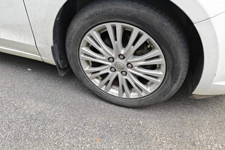 Used Buick GT 2017 15N Automatic Elite Version Right Front Wheel Hub
