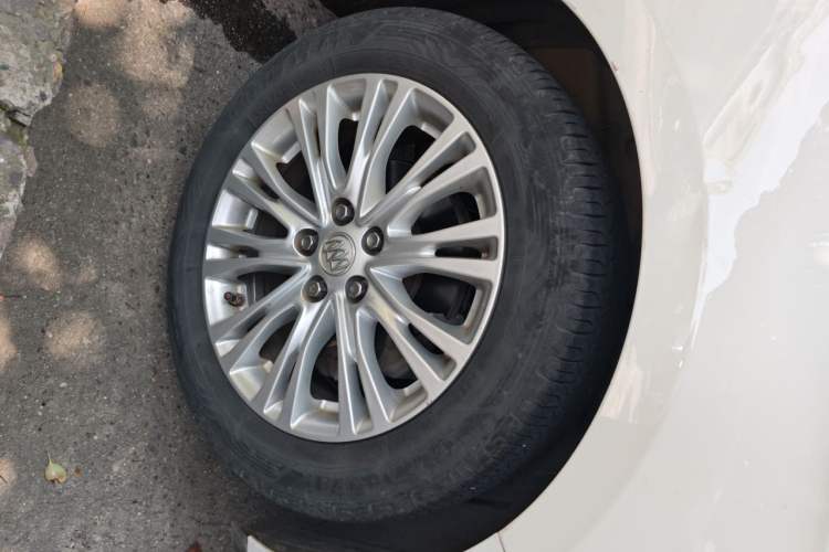 Used Buick GT 2017 15N Automatic Elite Version Right Front Wheel Hub