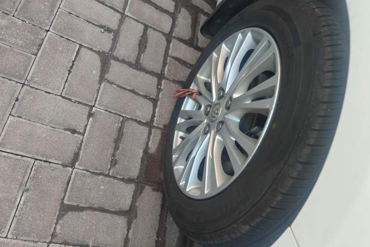 Used Buick GT 2017 15N Manual Elite Version Right Front Wheel Hub