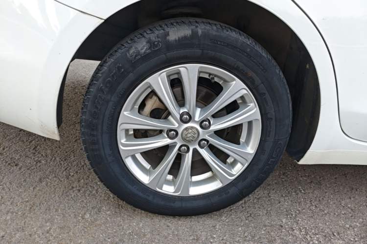Used Buick GT 2017 15N Automatic Entry-Level Trim Right Rear Wheel Hub