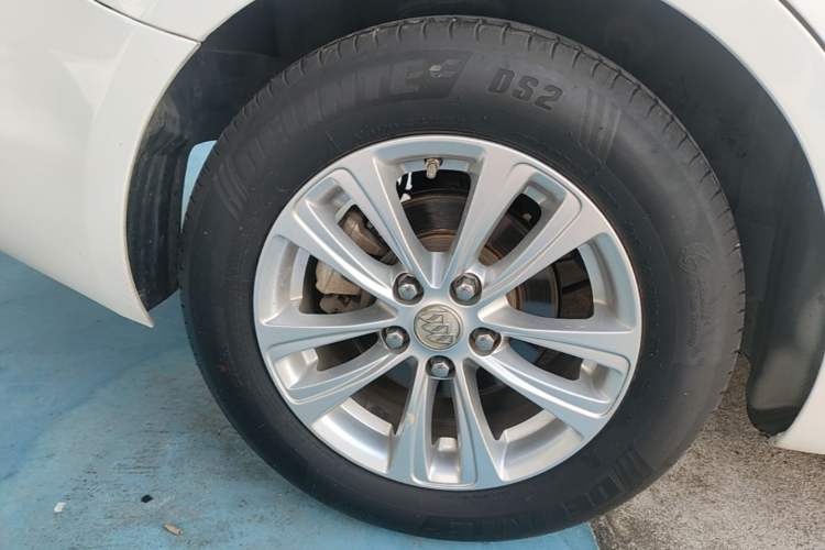 Used Buick GT 2017 15N Automatic Entry-Level Trim Right Rear Wheel Hub