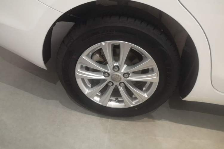 Used Buick GT 2017 15N Automatic Entry-Level Trim Right Rear Wheel Hub