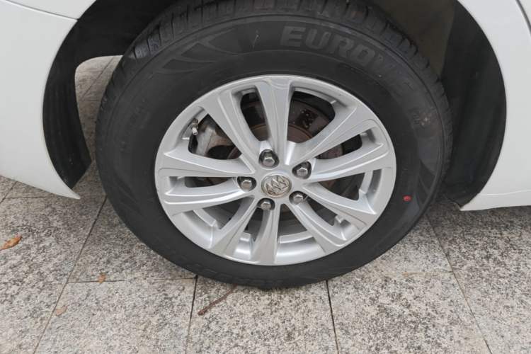 Used Buick GT 2017 15N Automatic Entry-Level Trim Right Rear Wheel Hub