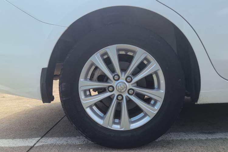 Used Buick GT 2017 15N Manual Entry-Level Trim Right Rear Wheel Hub
