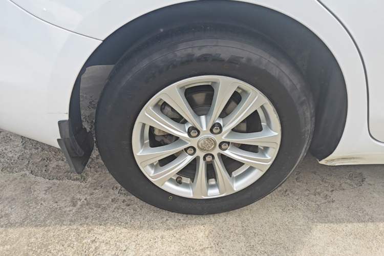 Used Buick GT 2017 15N Automatic Entry-Level Trim Right Rear Wheel Hub