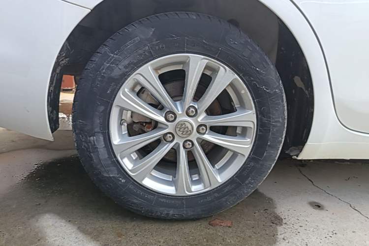 Used Buick GT 2017 15N Manual Entry-Level Trim Right Rear Wheel Hub