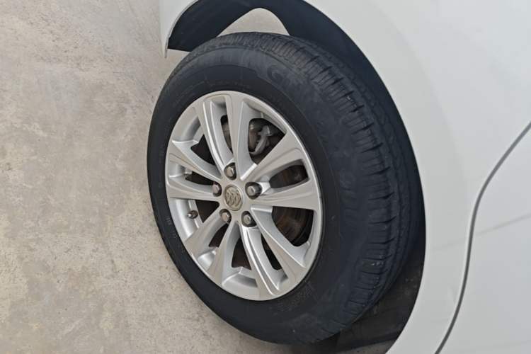 Used Buick GT 2017 15N Automatic Entry-Level Trim Right Rear Wheel Hub