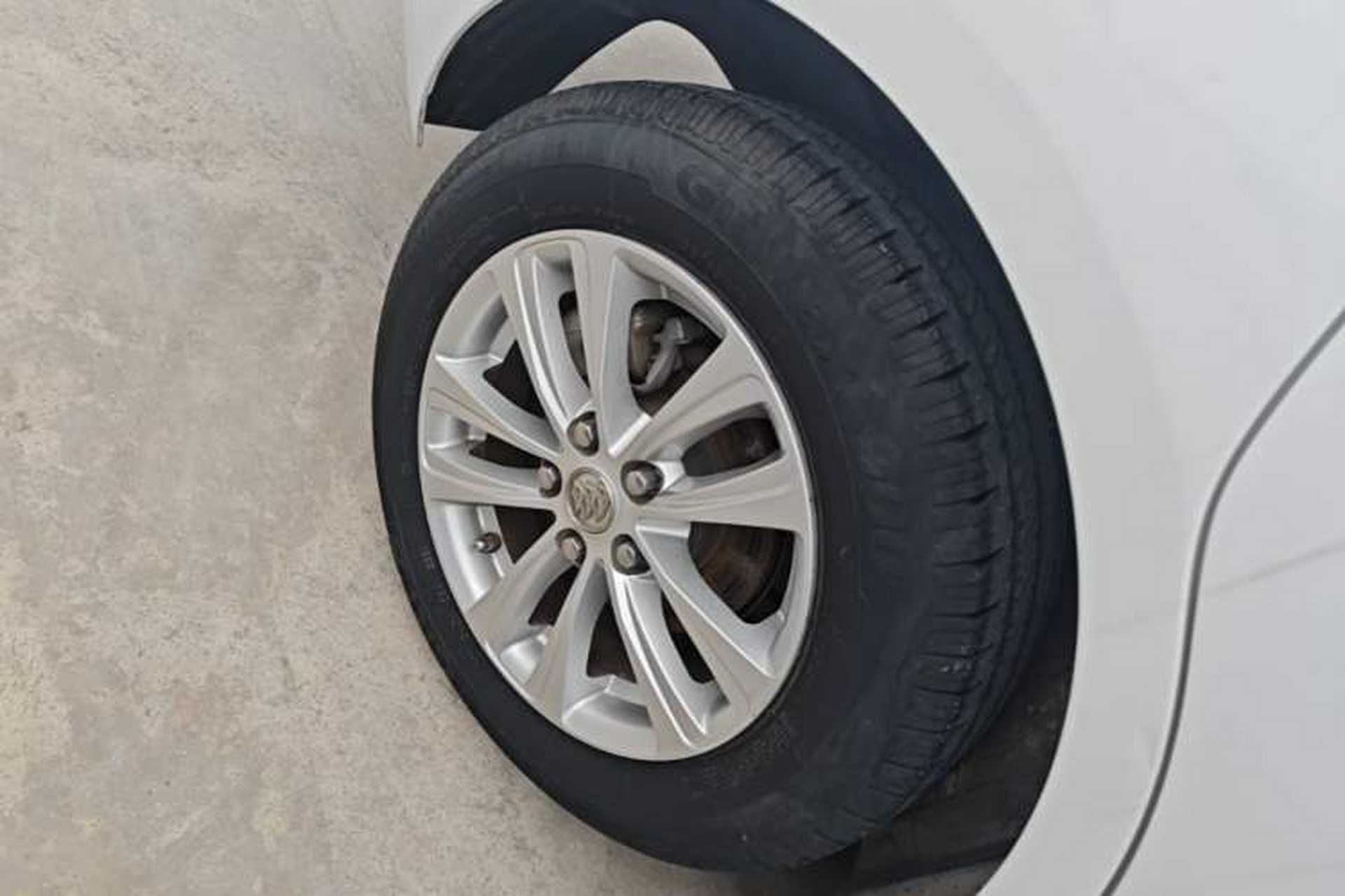 Used Buick GT 2017 15N Automatic Entry-Level Trim Right Rear Wheel Hub