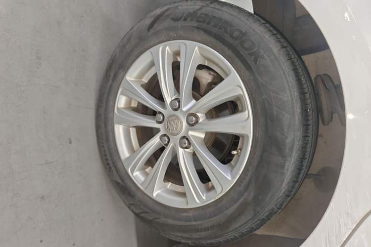 Used Buick GT 2017 15N Automatic Entry-Level Trim Right Rear Wheel Hub