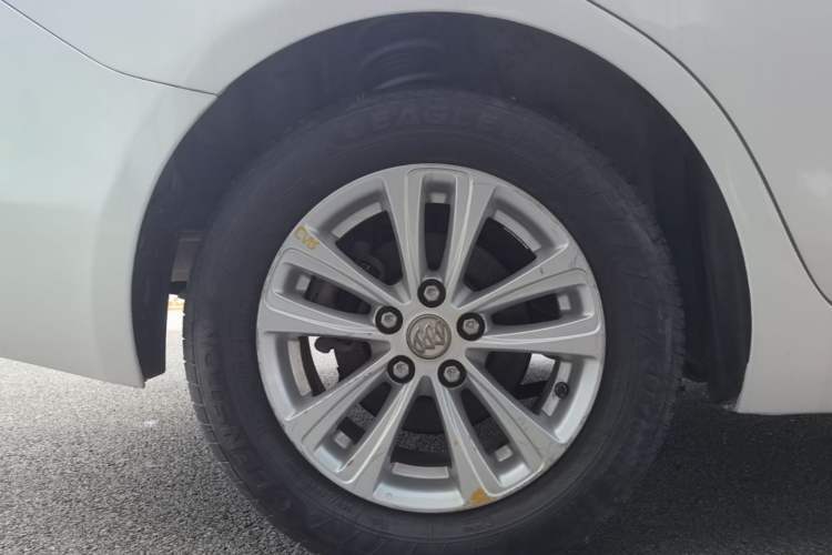 Used Buick GT 2017 15N Automatic Entry-Level Trim Right Rear Wheel Hub