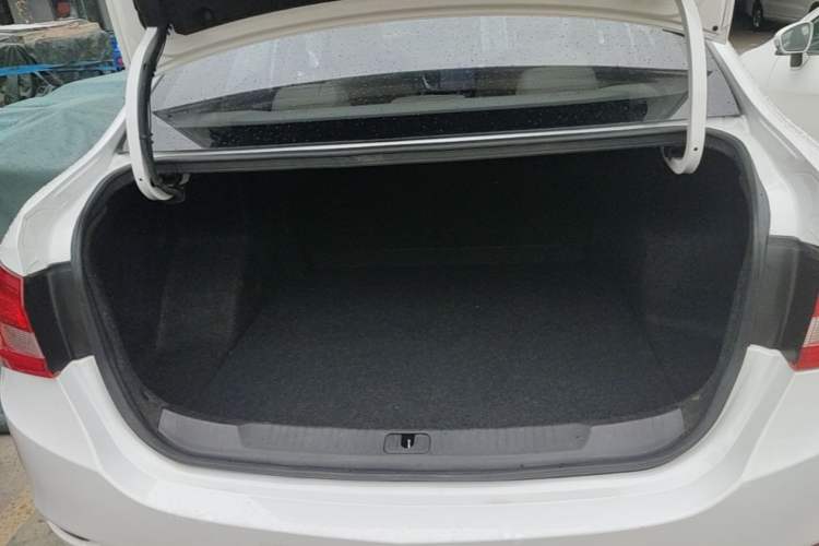 Used Buick GT 2017 15N Manual Entry-Level Trim Trunk