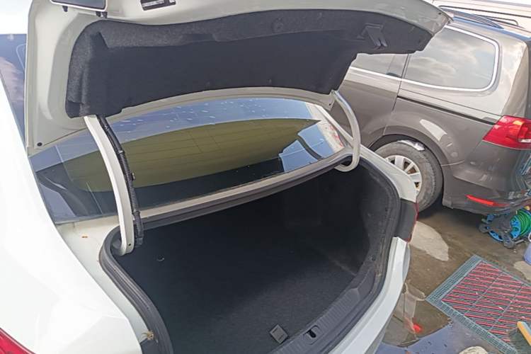 Used Buick GT 2017 15N Manual Entry-Level Trim Trunk