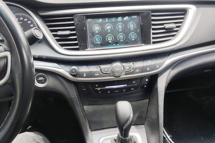 Used Buick GT 2018 18T Automatic Flagship Model Audio And AC Panel