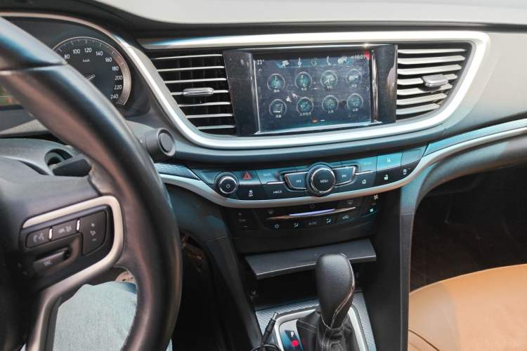 Used Buick GT 2018 18T Automatic Flagship Model Audio And AC Panel