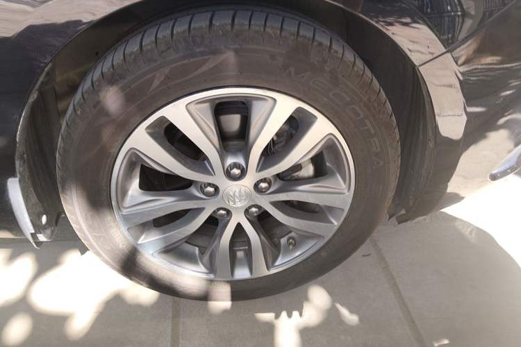 Used Buick GT 2018 18T Automatic Elite Model Right Front Wheel Hub