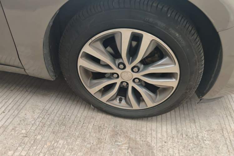 Used Buick GT 2018 18T Automatic Elite Model Right Front Wheel Hub