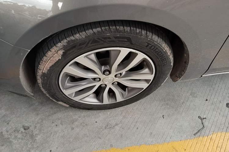 Used Buick GT 2018 18T Automatic Elite Model Left Front Wheel Hub