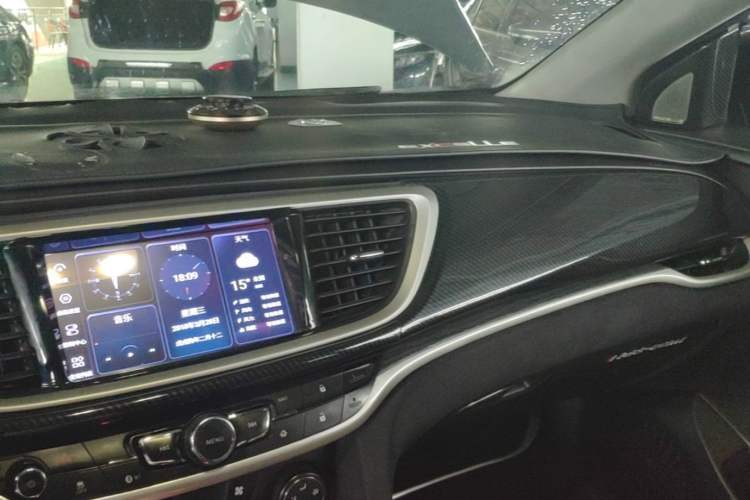 Used Buick GT 2018 18T Automatic Elite Model Center Console