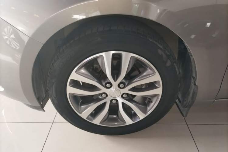Used Buick GT 2018 18T Automatic Elite Model Left Front Wheel Hub