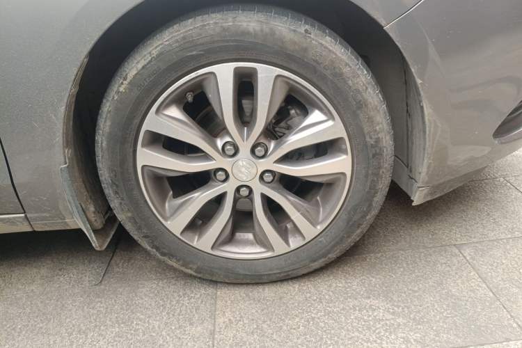 Used Buick GT 2018 18T Automatic Elite Model Right Front Wheel Hub