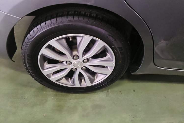 Used Buick GT 2018 18T Automatic Elite Model Right Rear Wheel Hub