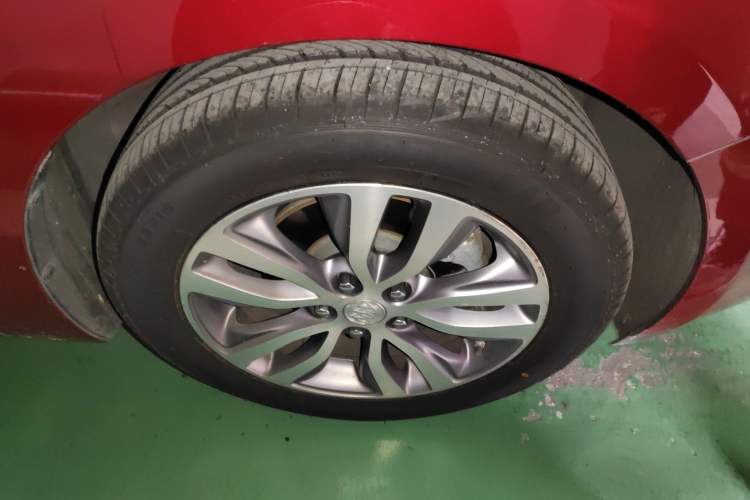 Used Buick GT 2018 18T Automatic Elite Model Right Front Wheel Hub