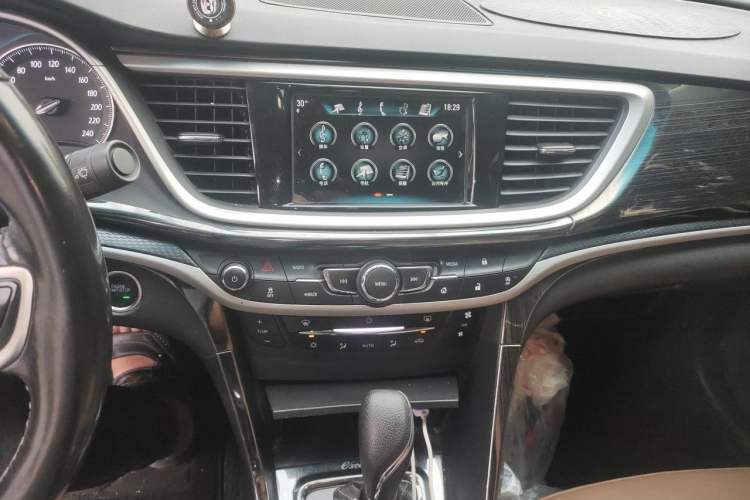 Used Buick GT 2018 18T Automatic Flagship Model Audio And AC Panel