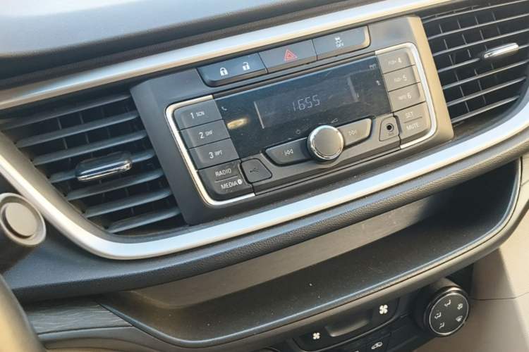 Used Buick GT 2018 15T Manual Elite Version China V Standard Audio And AC Panel