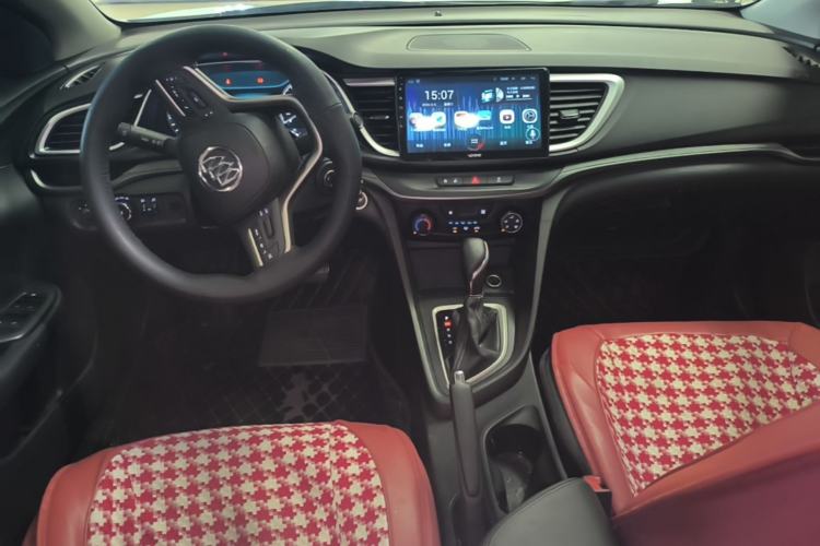 Used Buick GT 2018 18T Automatic Elite Model Center Console