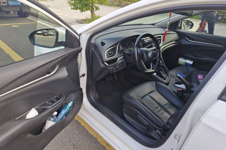 Used Buick GT 2018 18T Automatic Elite Model Driver Seat
