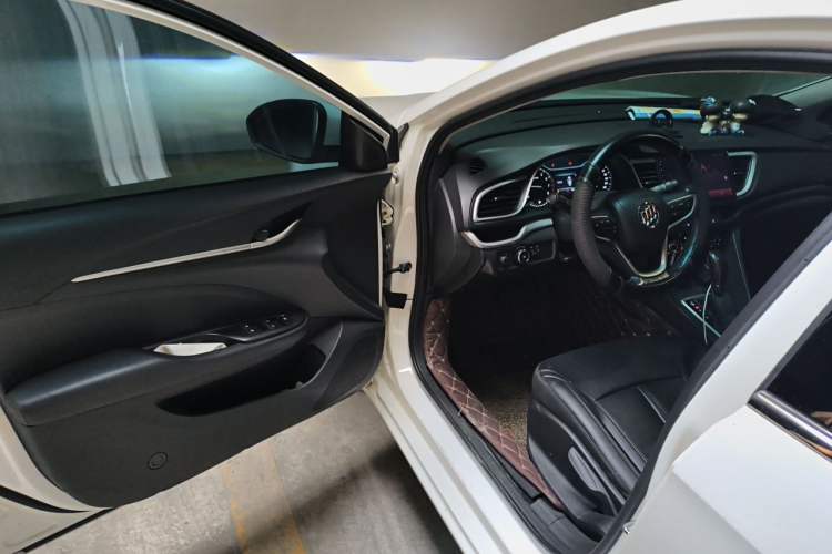 Used Buick GT 2018 18T Automatic Elite Model Driver Seat
