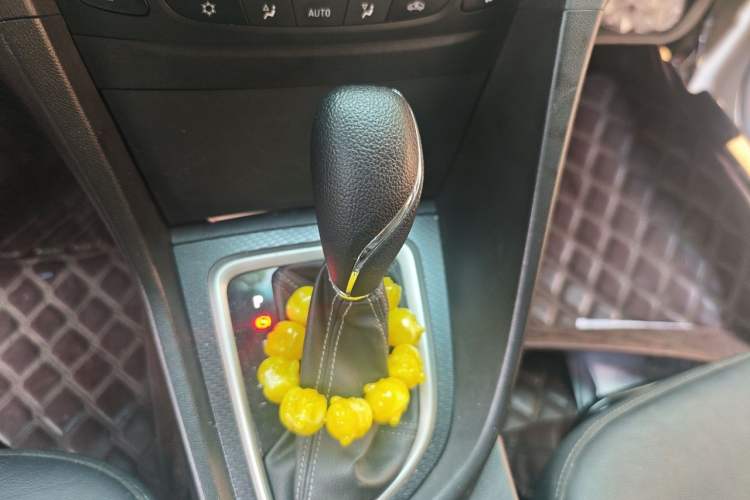 Used Buick GT 2018 18T Automatic Elite Model Gear Lever
