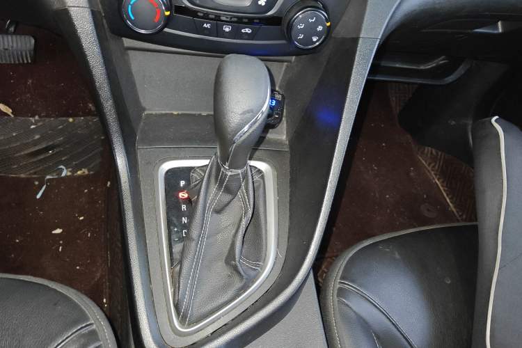 Used Buick GT 2018 18T Automatic Elite Model Gear Lever