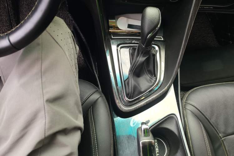 Used Buick GT 2018 18T Automatic Elite Model Gear Lever
