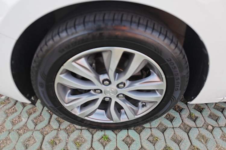Used Buick GT 2018 18T Automatic Elite Model Left Front Wheel Hub