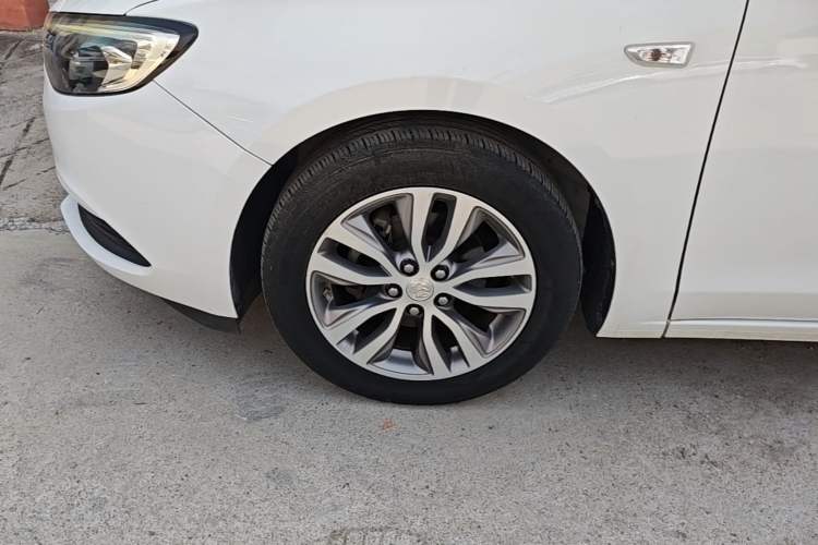Used Buick GT 2018 18T Automatic Elite Model Left Front Wheel Hub