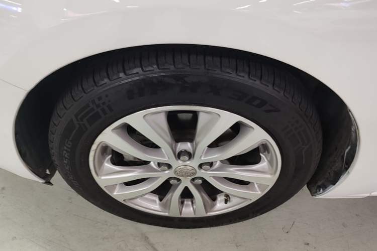 Used Buick GT 2018 18T Automatic Elite Model Left Front Wheel Hub
