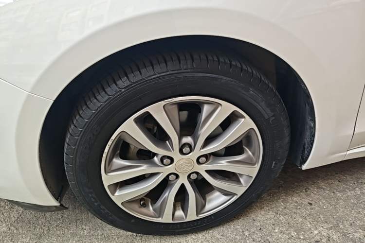 Used Buick GT 2018 18T Automatic Elite Model Left Front Wheel Hub