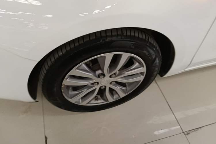 Used Buick GT 2018 18T Automatic Elite Model Left Front Wheel Hub